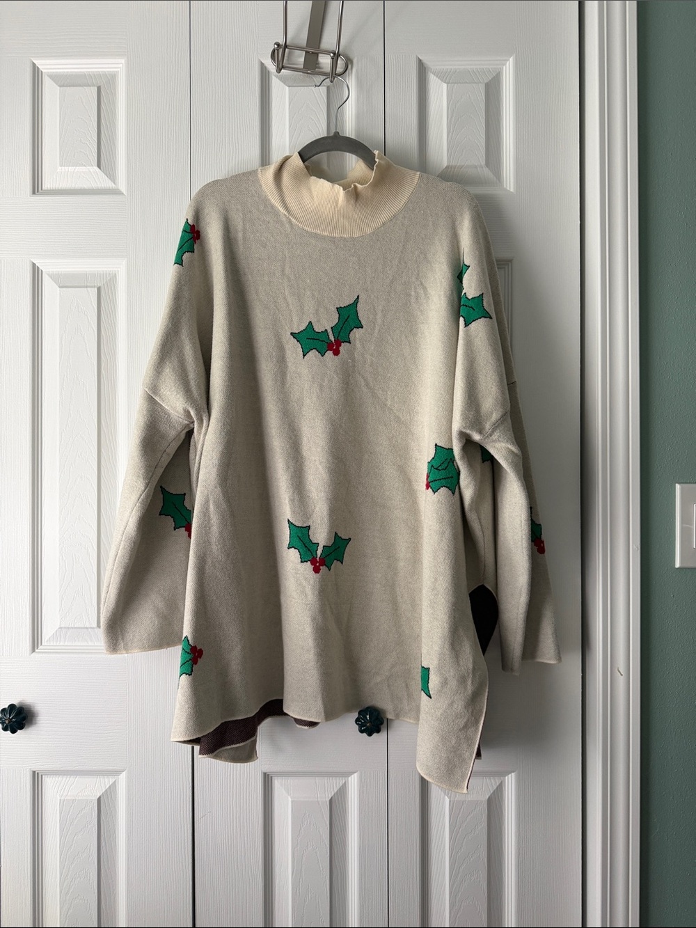 Chic Soul Cream Turtleneck Sweater with Green Holly Motif
